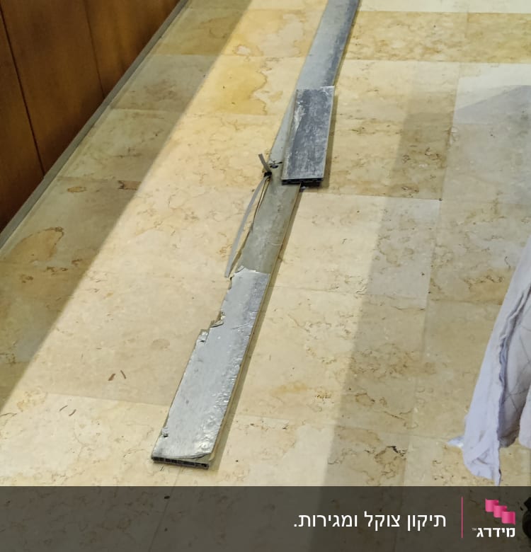 שני קורות מתכת מונחות על רצפה במטבח